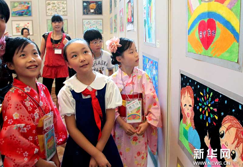中日"小画家"绘画结友谊 (组图)